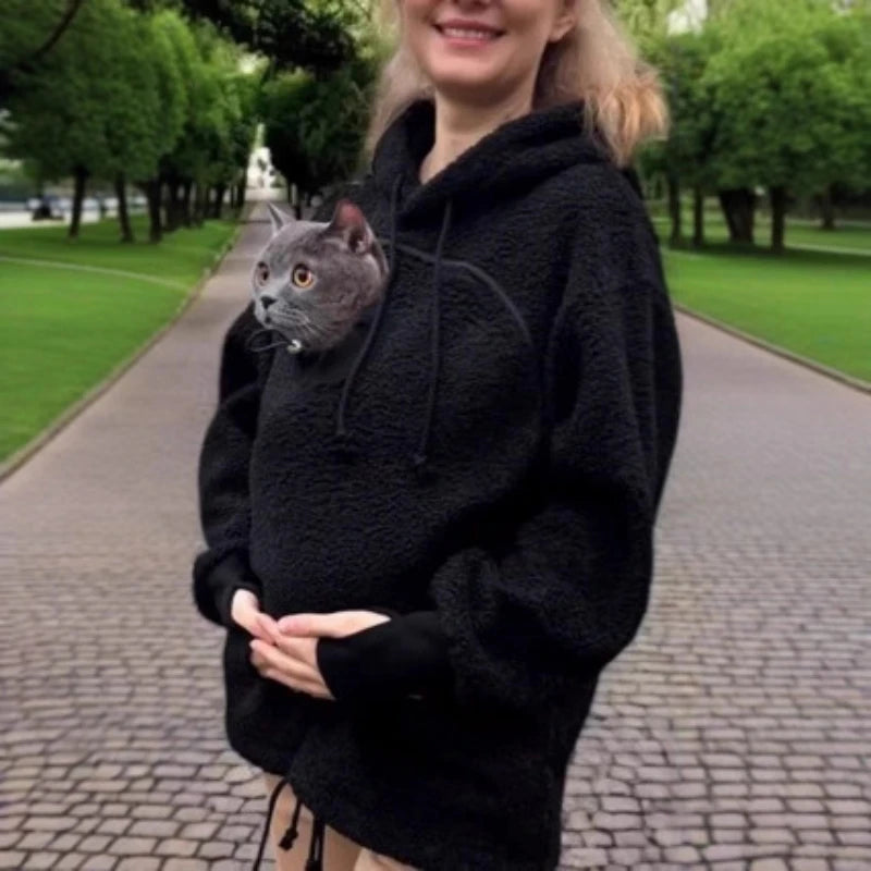 Sudadera porta mascotas negra con gato dentro del bolsillo
