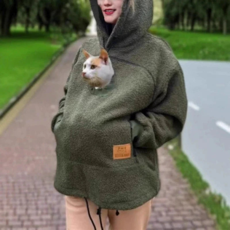 Sudadera porta mascotas verde militar con gato asomando por la abertura