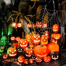 Escena nocturna con lámparas de calabaza de Halloween y tela de araña