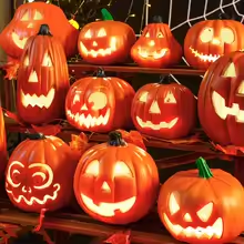 Conjunto de lámparas de calabaza de Halloween con distintas expresiones talladas
